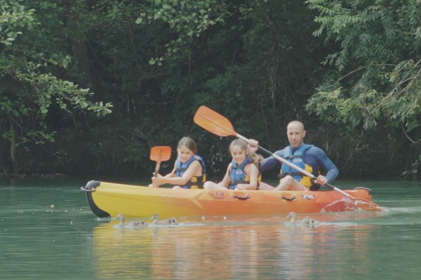 Famille en canoë sur l'Adour dans les Landes