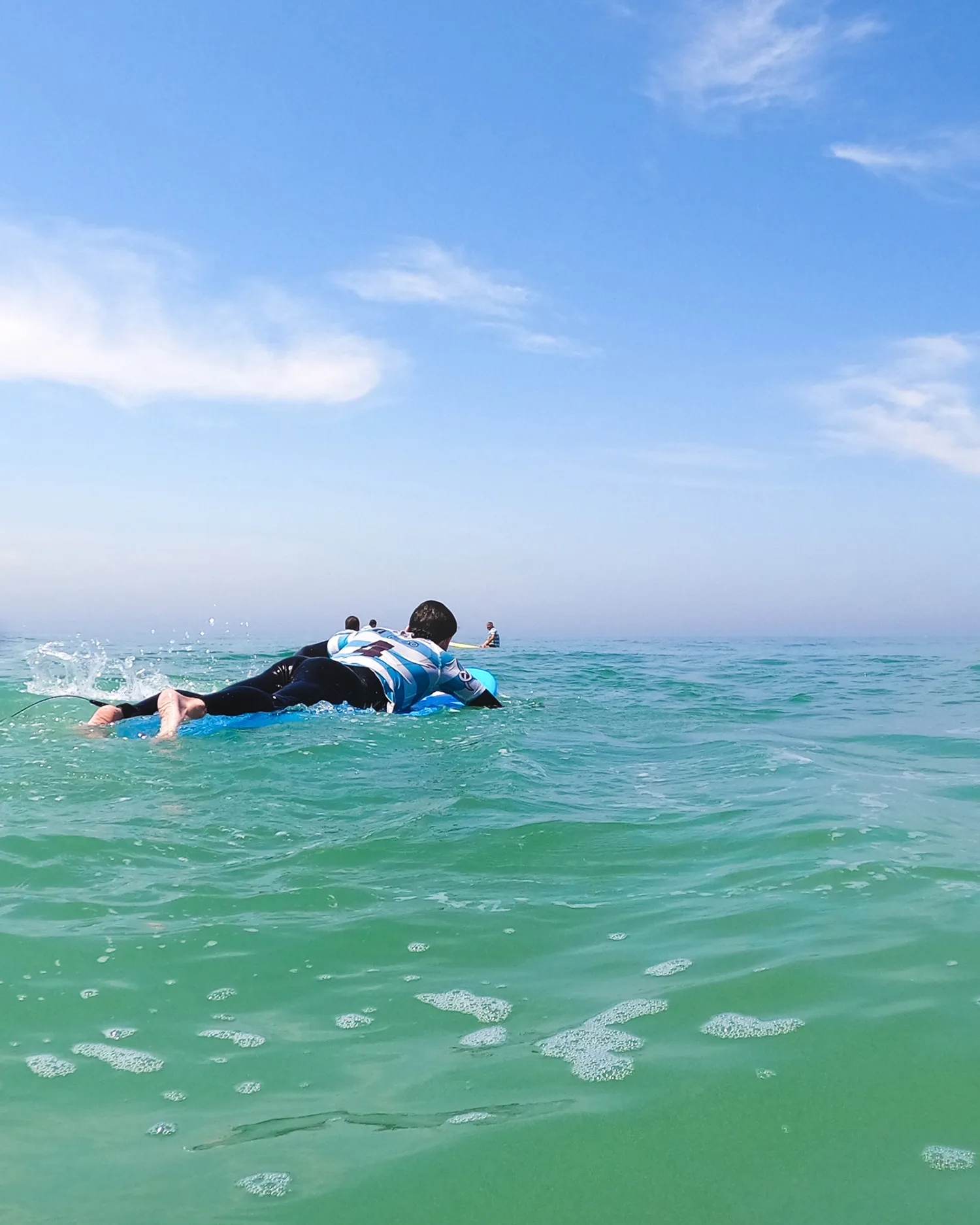 Surfer à Capbreton avec les écoles locales. Faites confiance aux professionnels