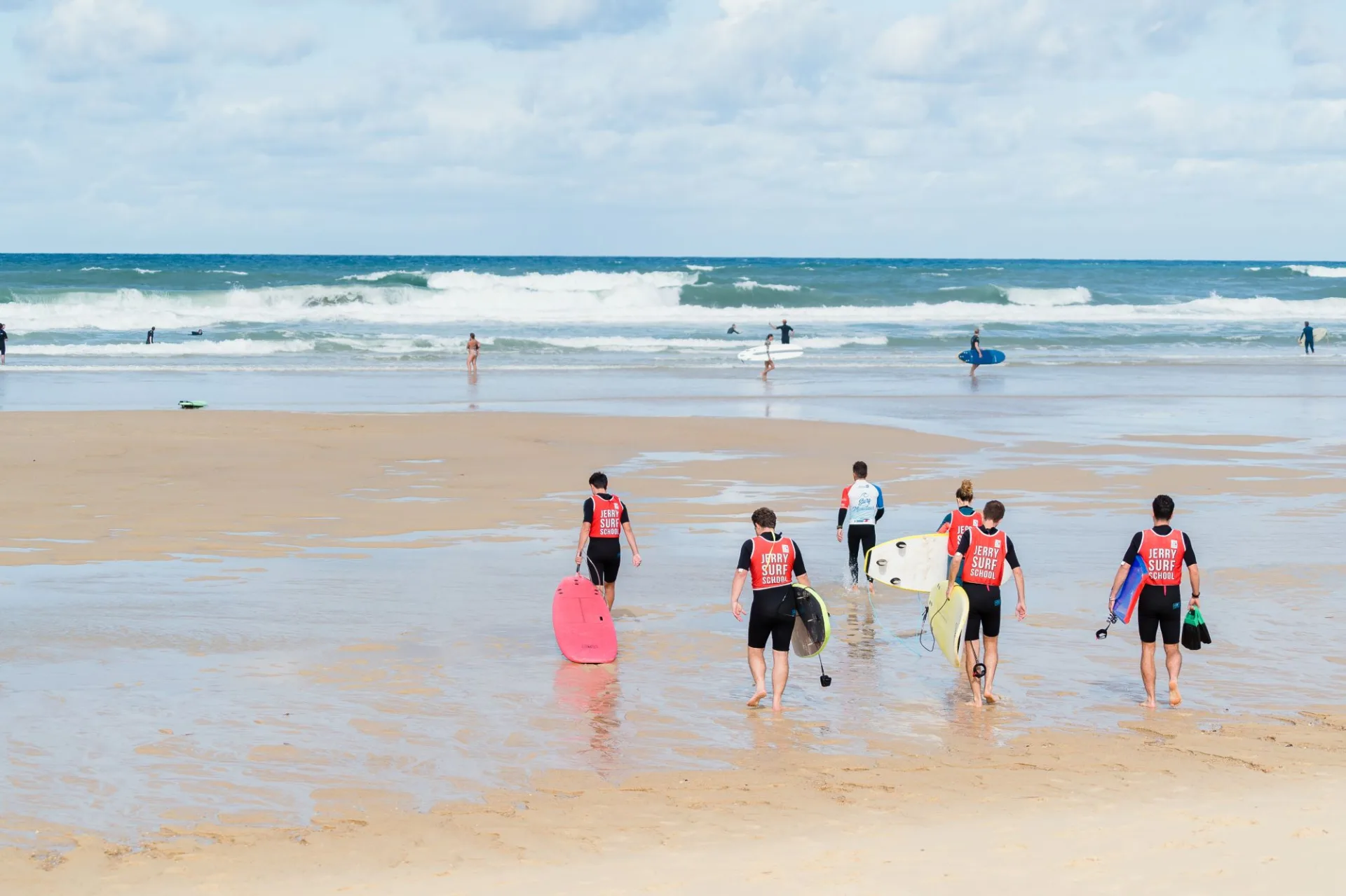 Ecole de surf sur une plage du sud des Landes