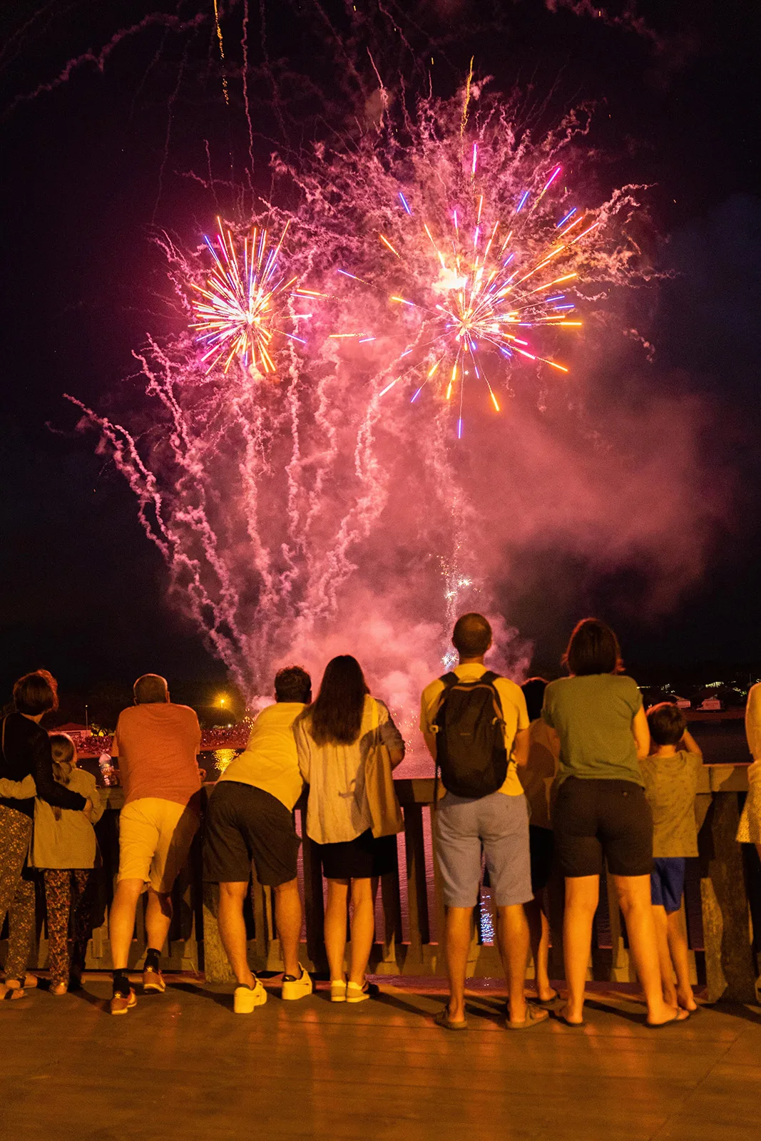 Feu d'artifice sur le lac marin de vieux boucau