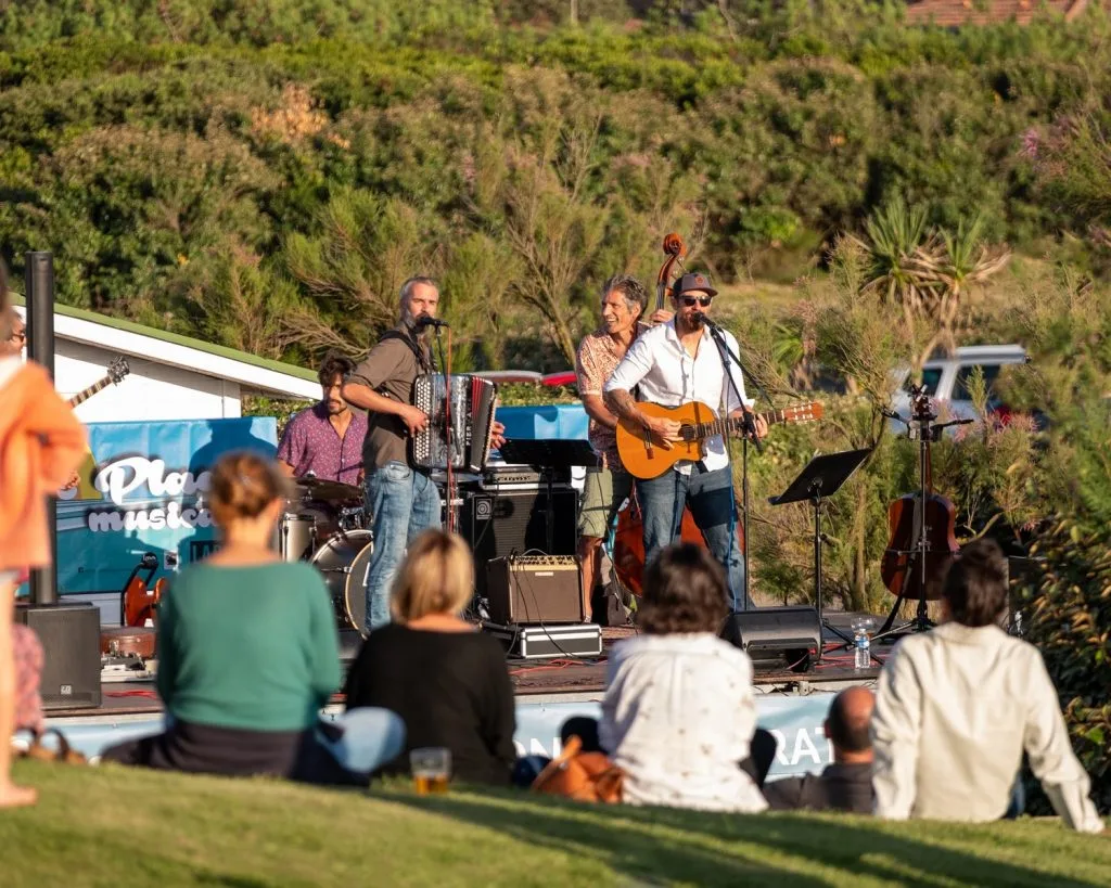 Concert sur l'esplanade de la plage de Labenne