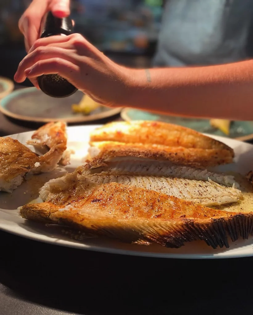 Déguster un poisson directement après la pêche sur le port de Capbreton