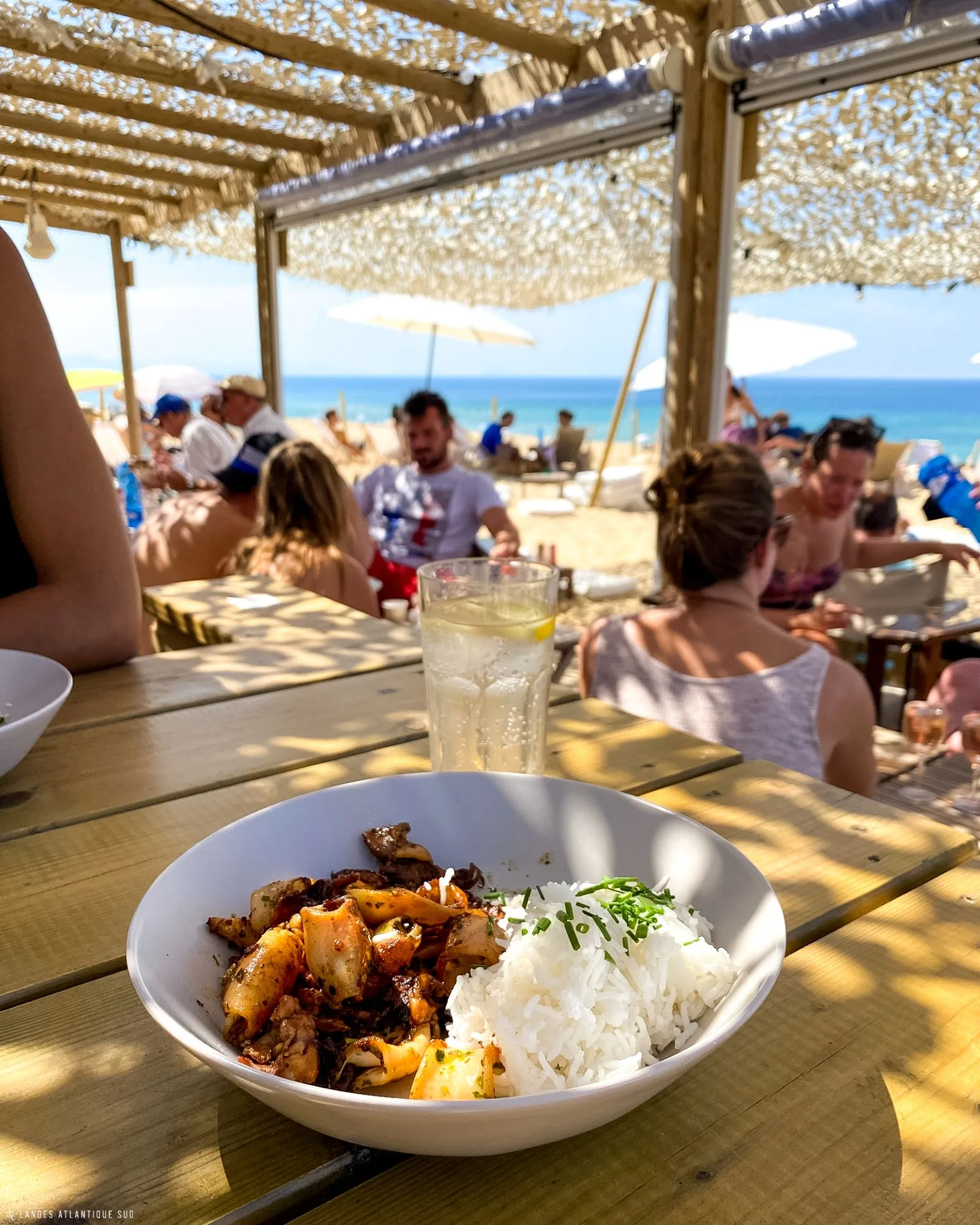 Repas dans une cabane de plage dans les Landes