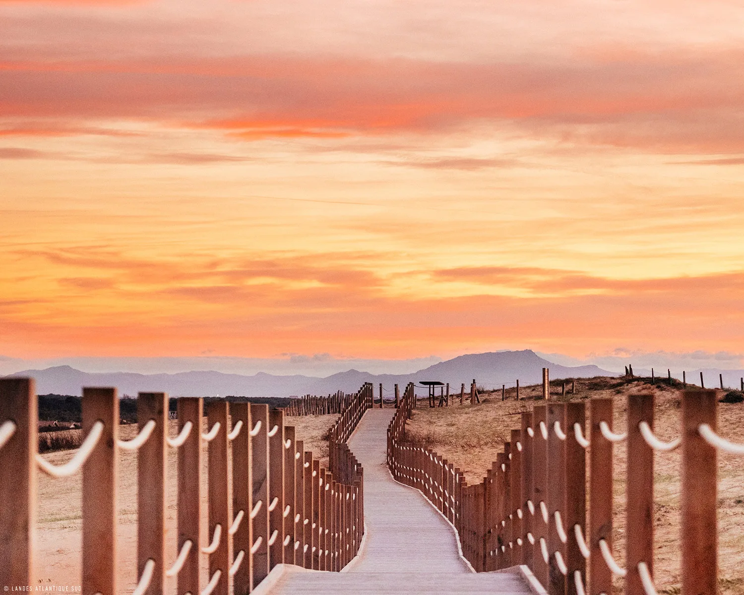 coucher de soleil sur les Pyrénées depuis la promenade de la plage de Labenne