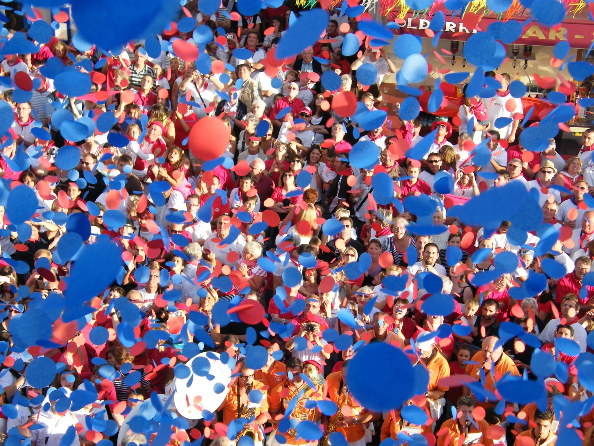 Ouverture des fêtes de Tyrosse avec des confettis
