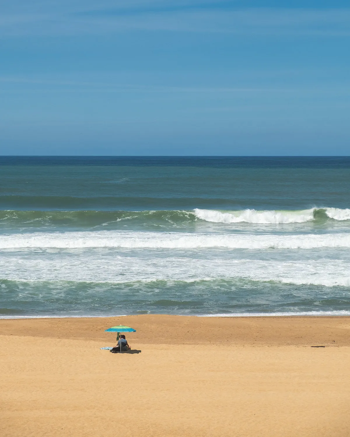 vue des vagues à surf de la plage de Labenne
