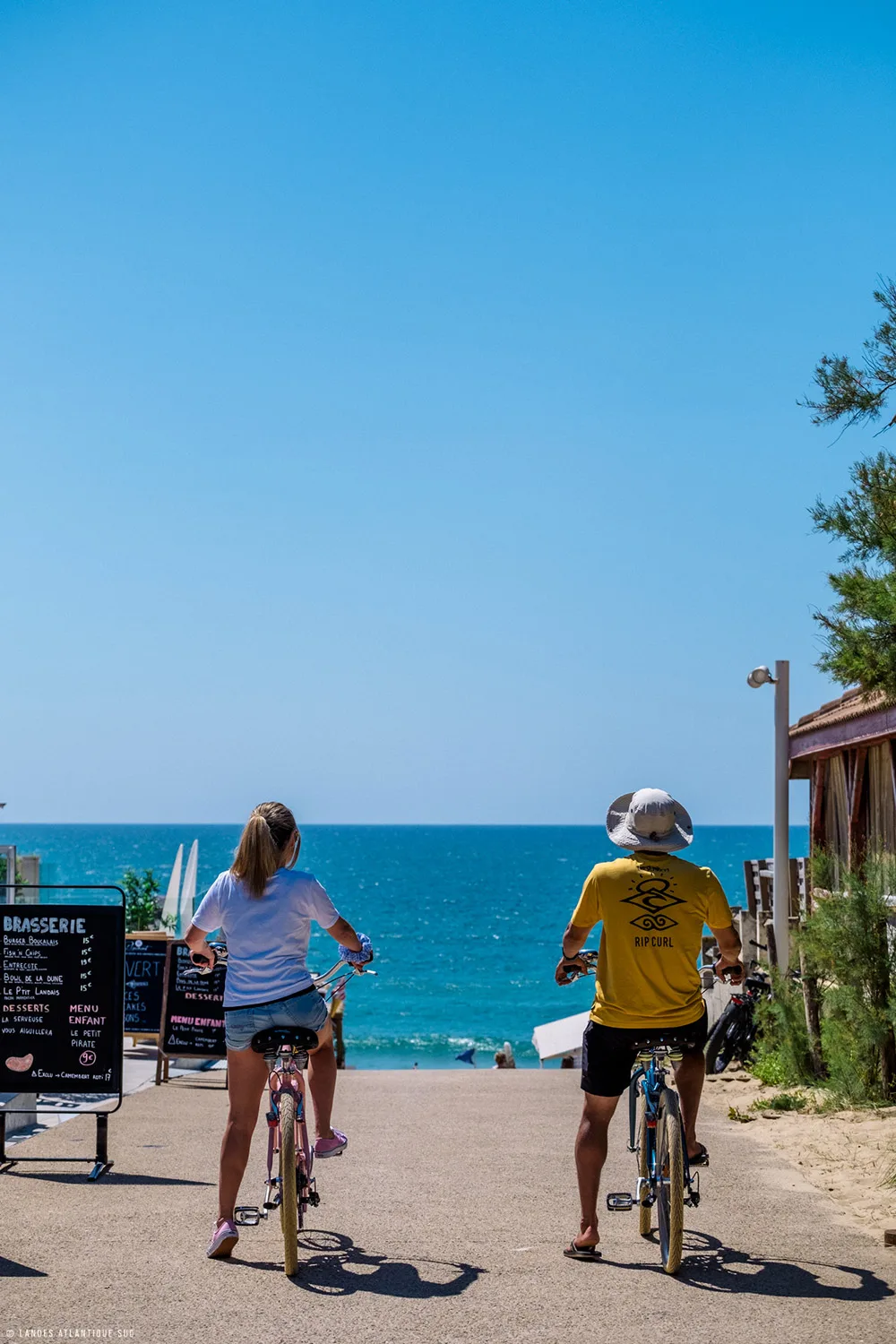 A vélo face à la plage centrale de Vieux-Boucau