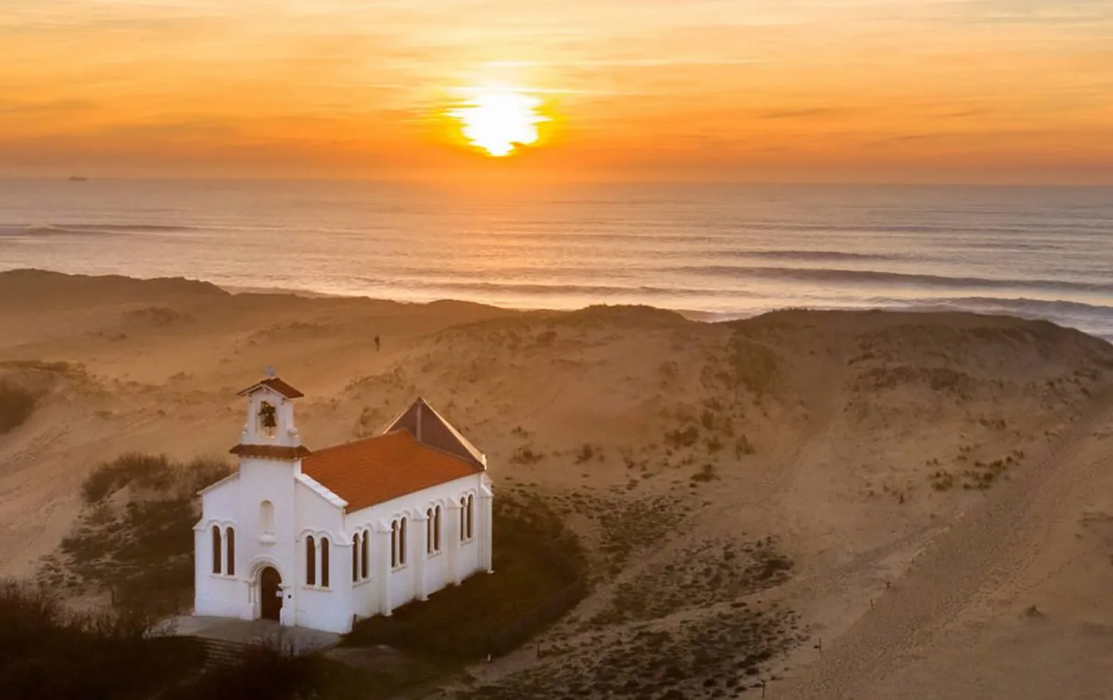 Vue de la chapelle sur la dune de Labenne