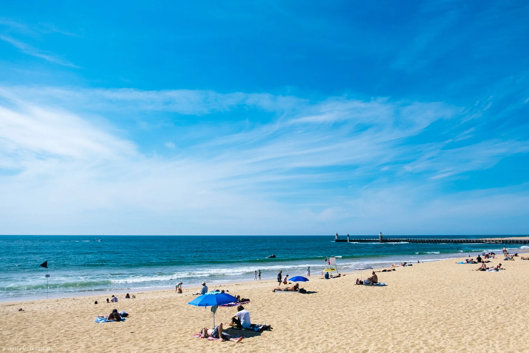 Plage la Centrale à Capbreton sous un grand ciel bleu.