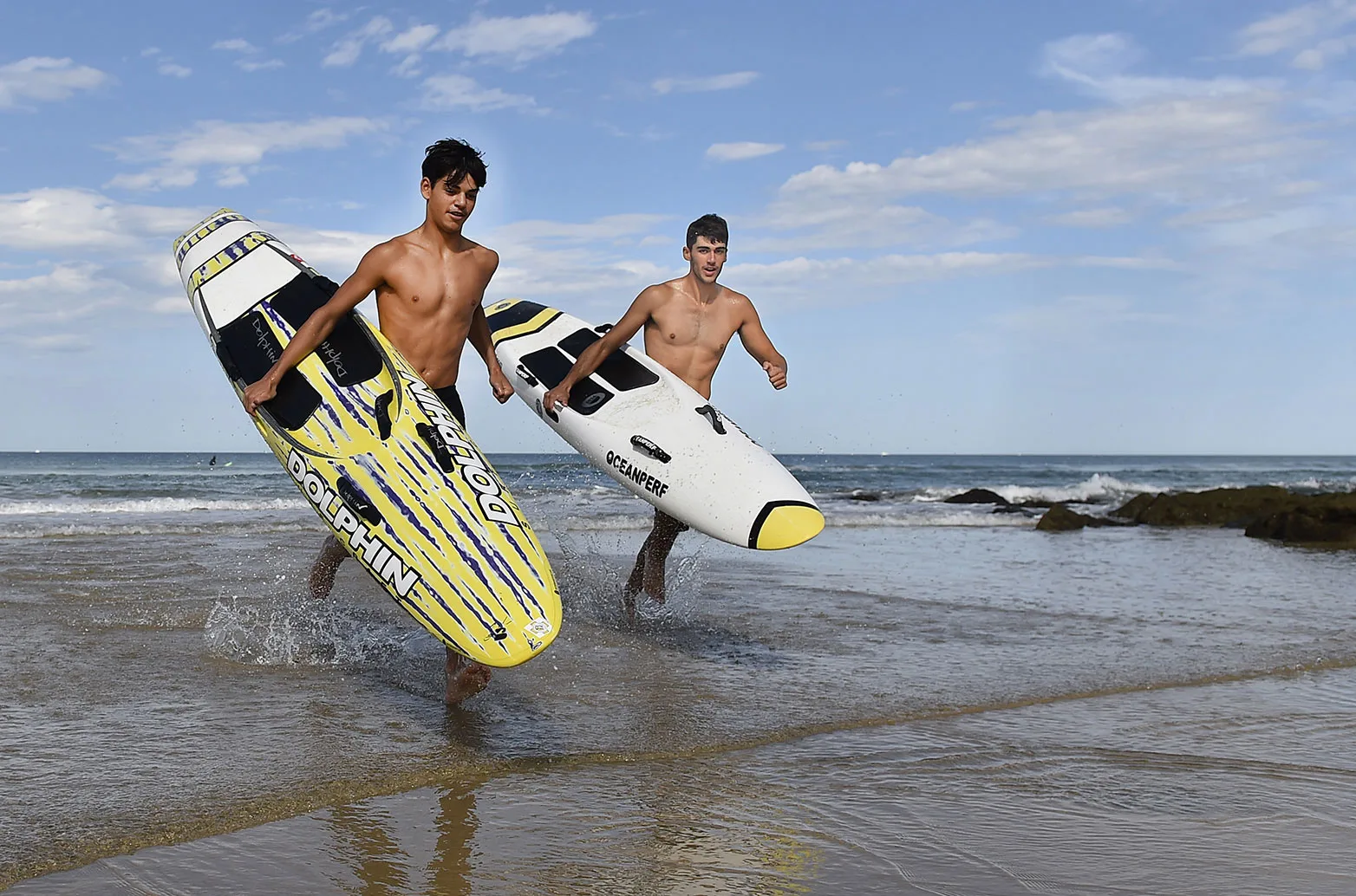 Deux sauveteurs sortes de l'océan à Capbreton planche à la main.