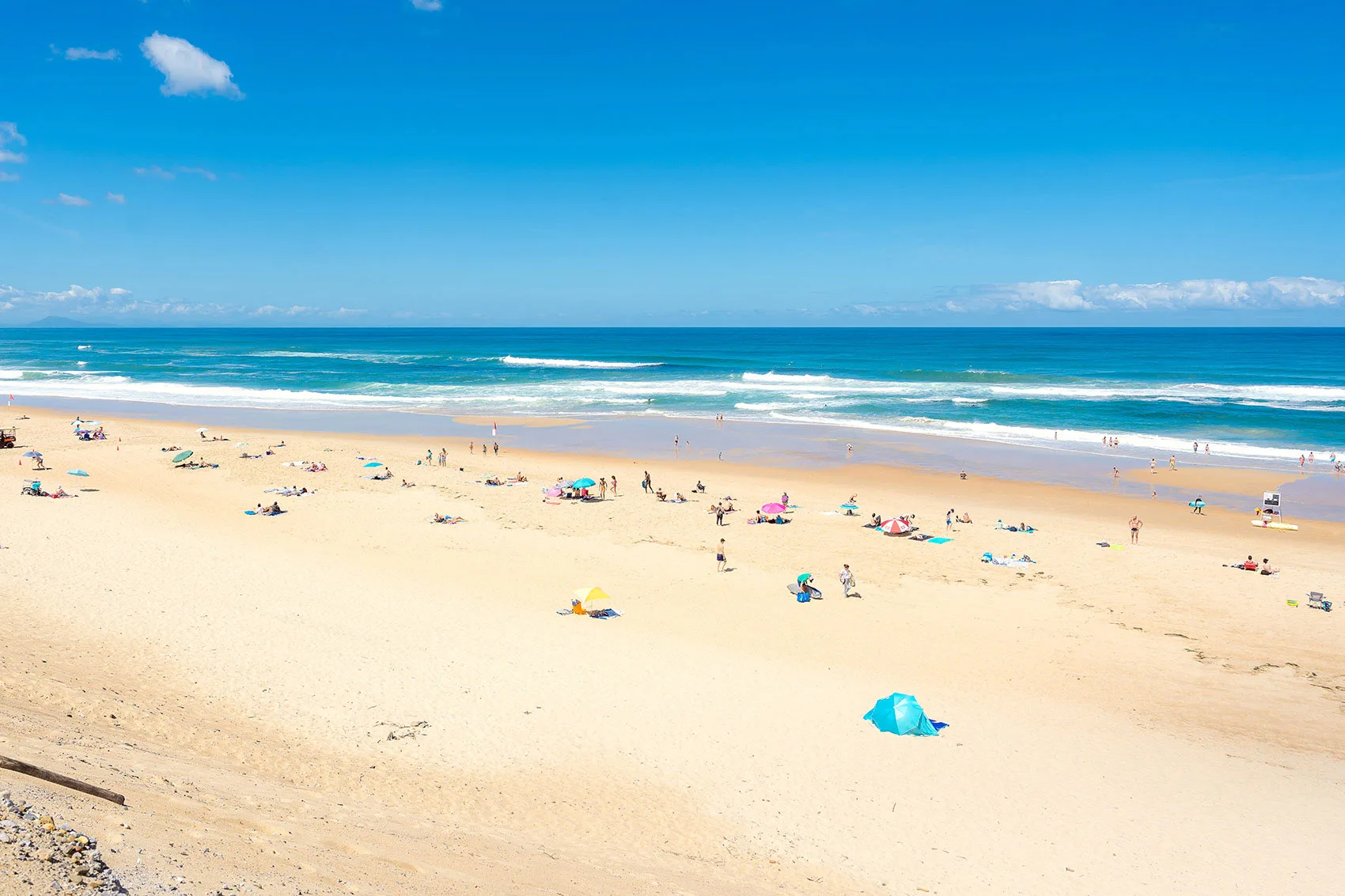 Farniente et jeux de sable sur une plage landaise lors d'un printemps ensoleillé sur la Côte Sud des Landes
