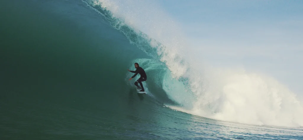 Photo d'un surfer prenant un gros tube à la Nord à Capbreton.