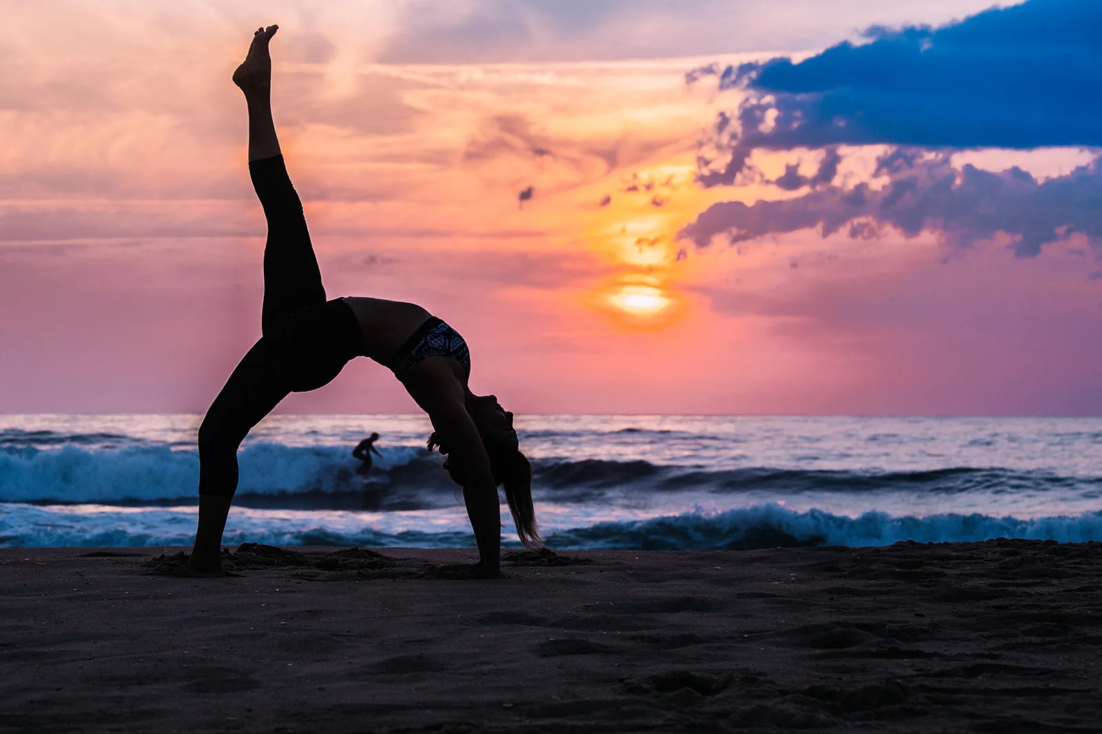 séance de yoga au coucher de soleil sur la plage de Capbreton