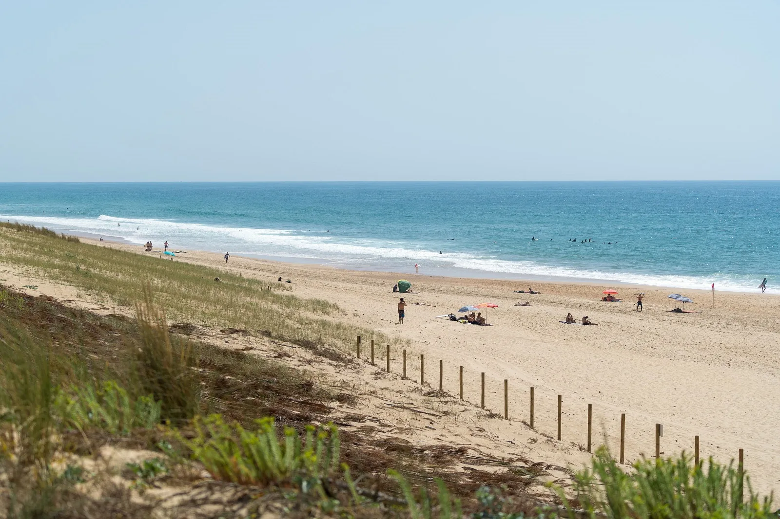 Plage de Soustons en été, baigneurs et surfeurs