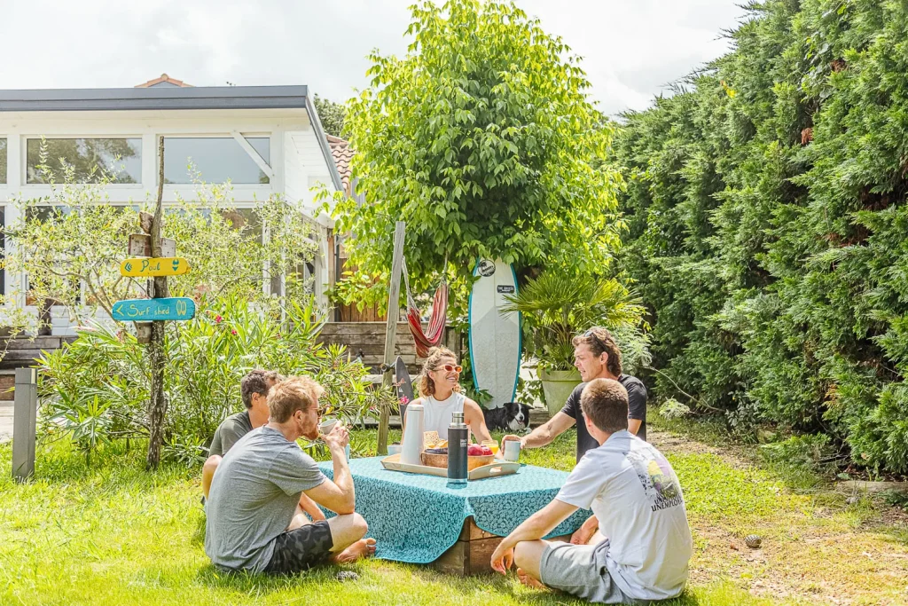 Hébergement surf dans les Landes, repas dans le jardin entre amis