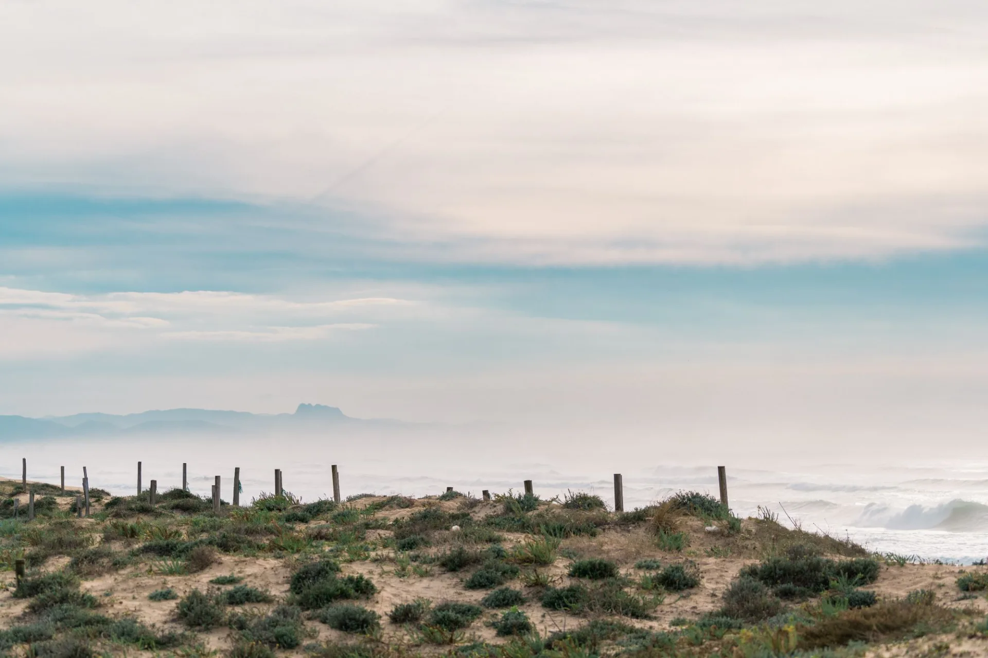 Vue sur la dune, l'océan et les Pyrénées, à Labenne dans les Landes en hiver.