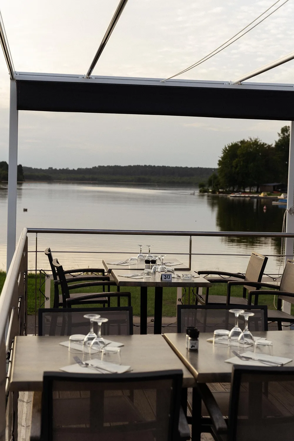 Terrasse au bord de l'eau, avec vue sur le lac de Soustons