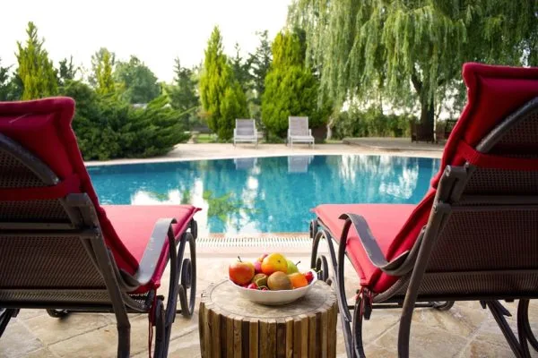 transat au bord d'une piscine pour les vacances