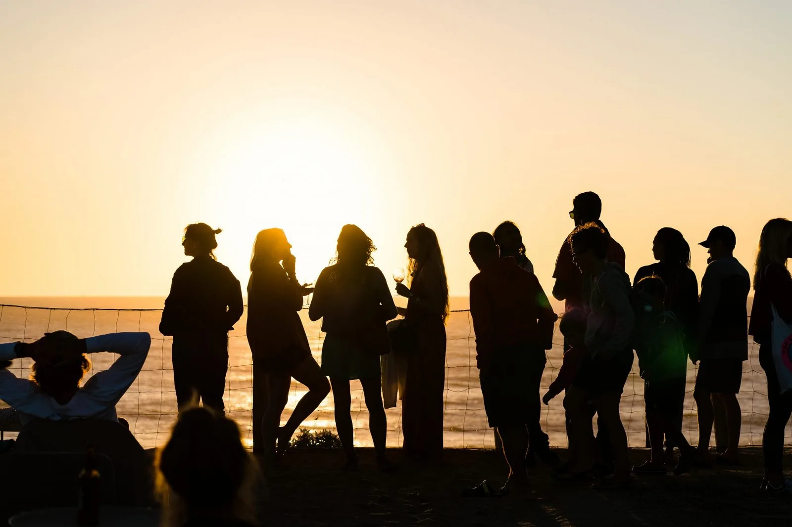 un aperitif entre amis, collègues face à l'ocean dans les Landes