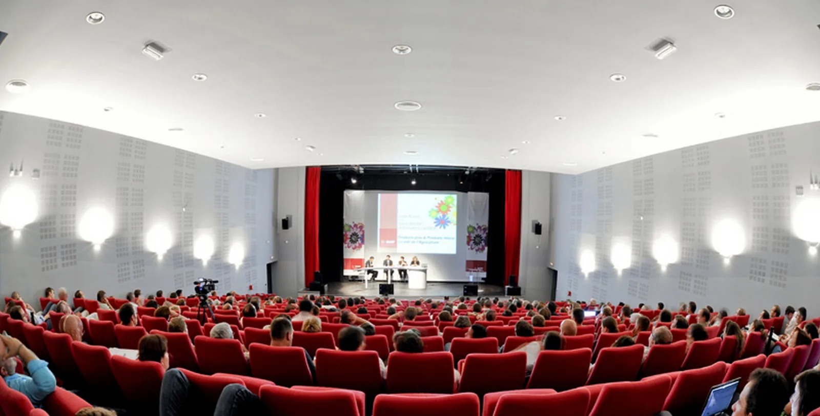 l'auditorium du centre de séminaire de Moliets-et-Maâ dans les Landes pour vos séminaire et réunions d'entreprise.