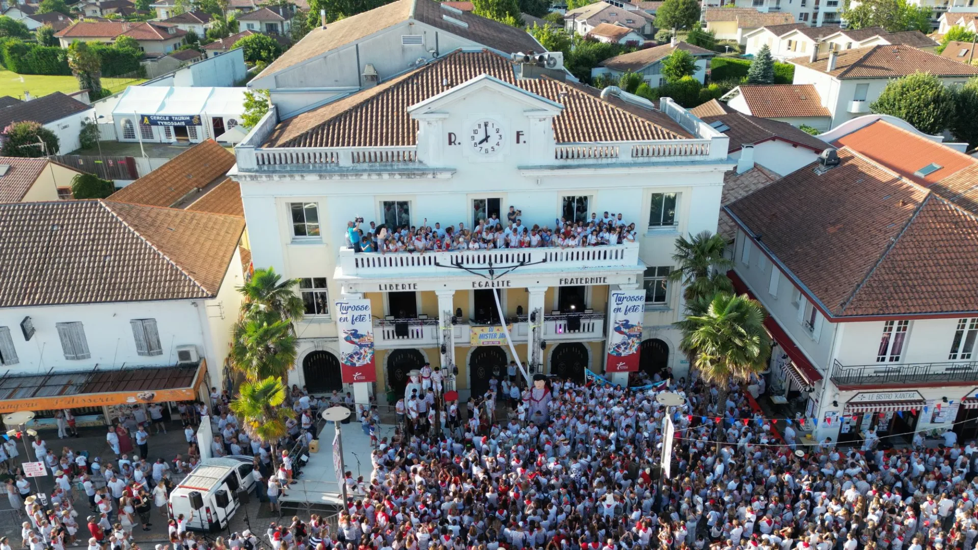 Ouverture des fêtes de Saint-Vincent-de-Tyrosse depuis le balcon de la mairie