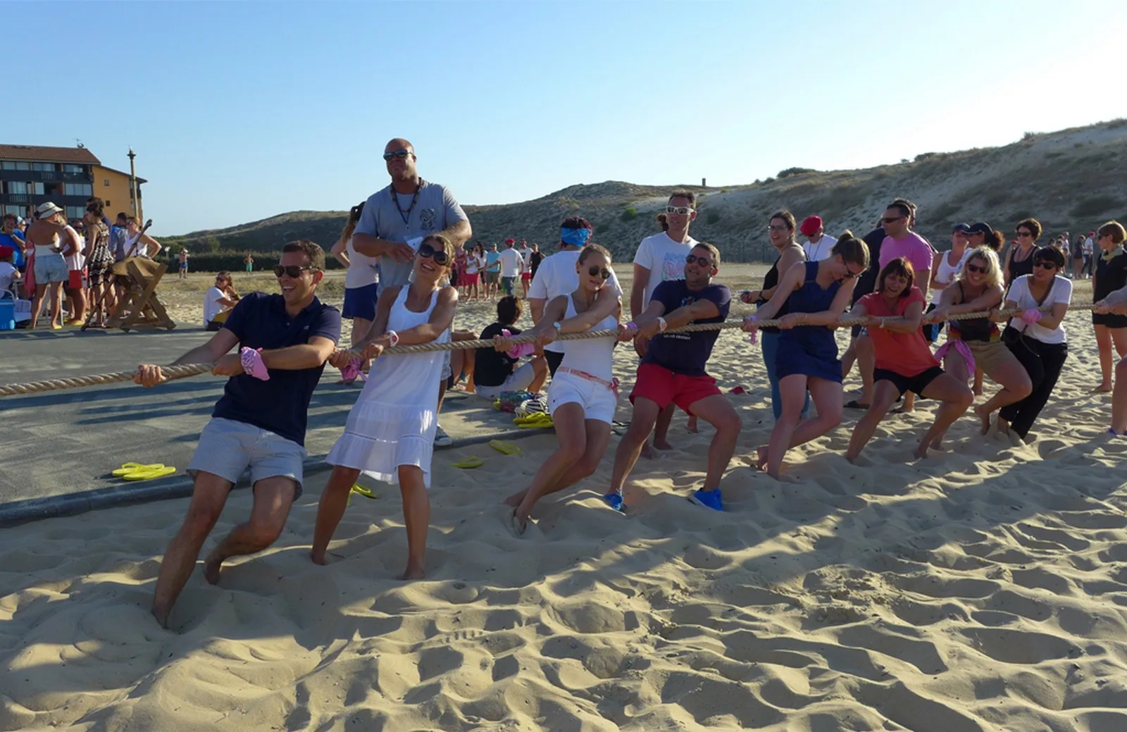 une activité de team-building pendant un séminaire d'entreprise sur le sable, du tir à la corde dans les Landes Atlantique Sud