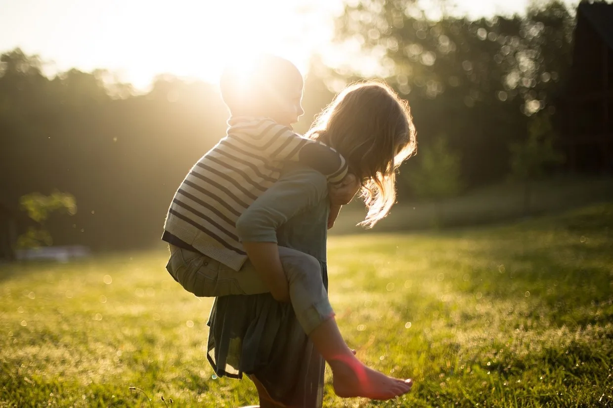 des enfants qui s'amusent à l'exterieur dans les landes