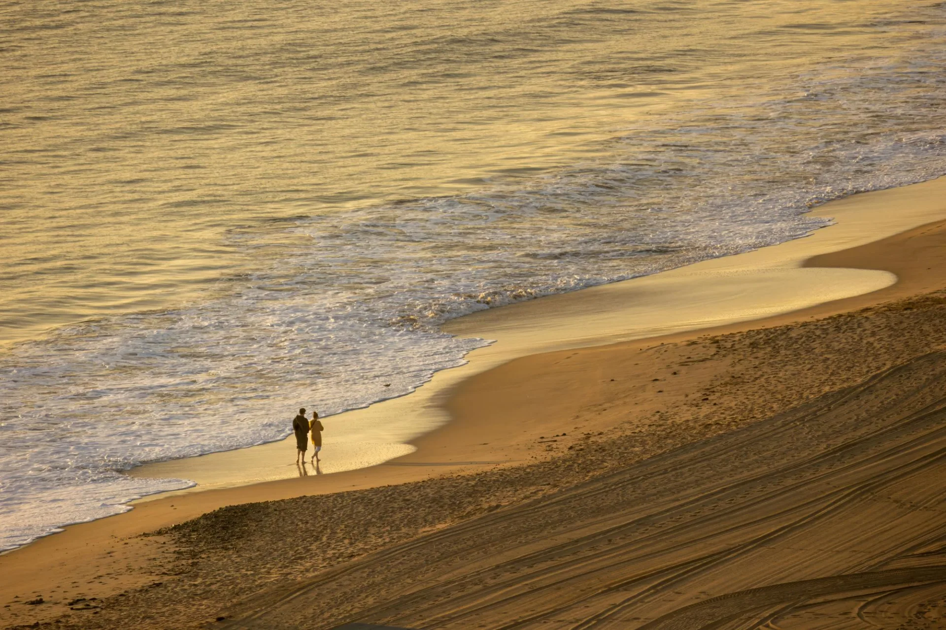 Couple marchant sur le sable