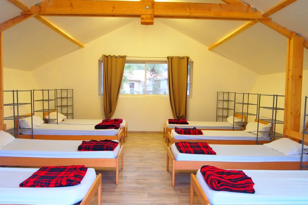 un dortoir dans un hébergement collectif, colonie de vacances à Vieux Boucau dans les Landes