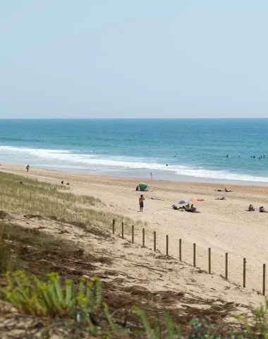 Plage de Soustons en été, baigneurs et surfeurs