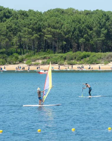 Planche à voile et stand-up-paddle sur le lac de Port d'Albret à Soustons.