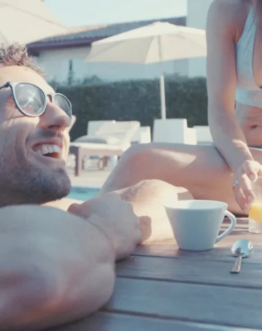 Petit déjeuner au bord de la piscine