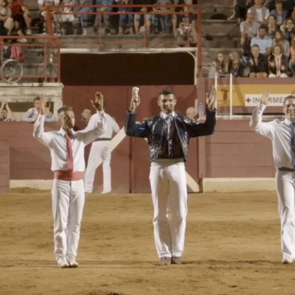Le salut sur la Cazérienne à l'entrée dans les arènes lors d'une soirée de course landaise à Vieux-Boucau