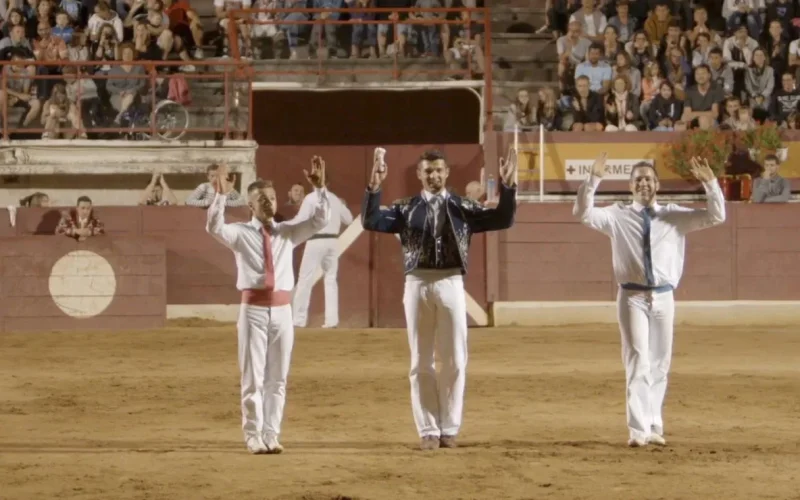 Le salut sur la Cazérienne à l'entrée dans les arènes lors d'une soirée de course landaise à Vieux-Boucau