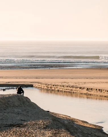 Photographe au coucher de soleil plage de l'embouchure du courant d'Huchet