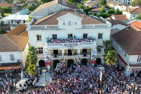 Ouverture des fêtes de Saint-Vincent-de-Tyrosse depuis le balcon de la mairie
