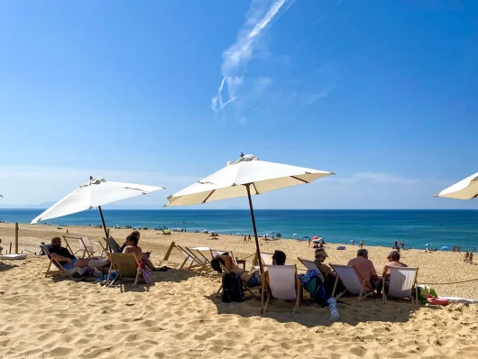 transat sur la plage et cabane de plage