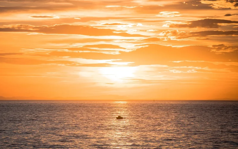 Bateau océan au coucher de soleil