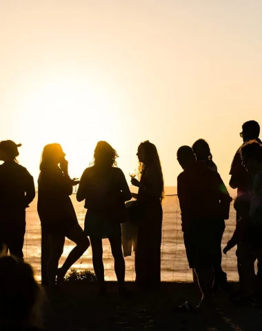 un aperitif entre amis, collègues face à l'ocean dans les Landes