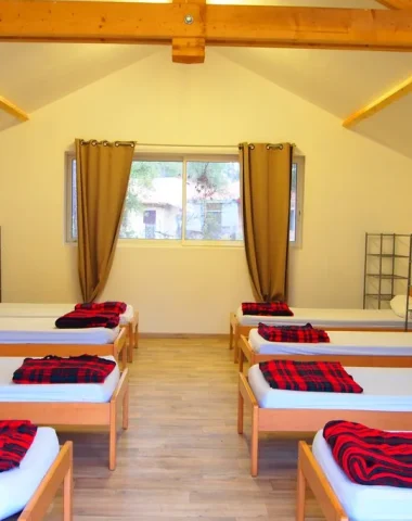 un dortoir dans un hébergement collectif, colonie de vacances à Vieux Boucau dans les Landes