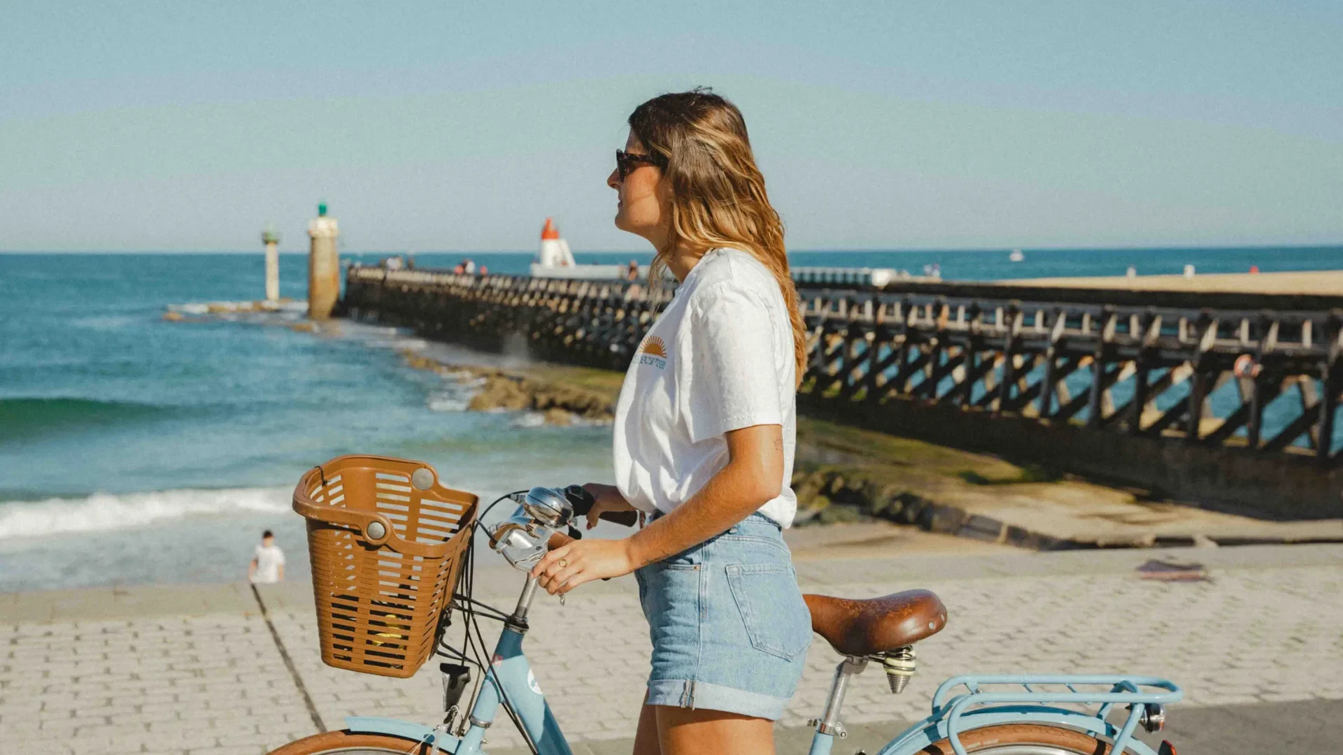 Une jeune à vélo sur le front de mer de Capbreton, devant l'Estacade