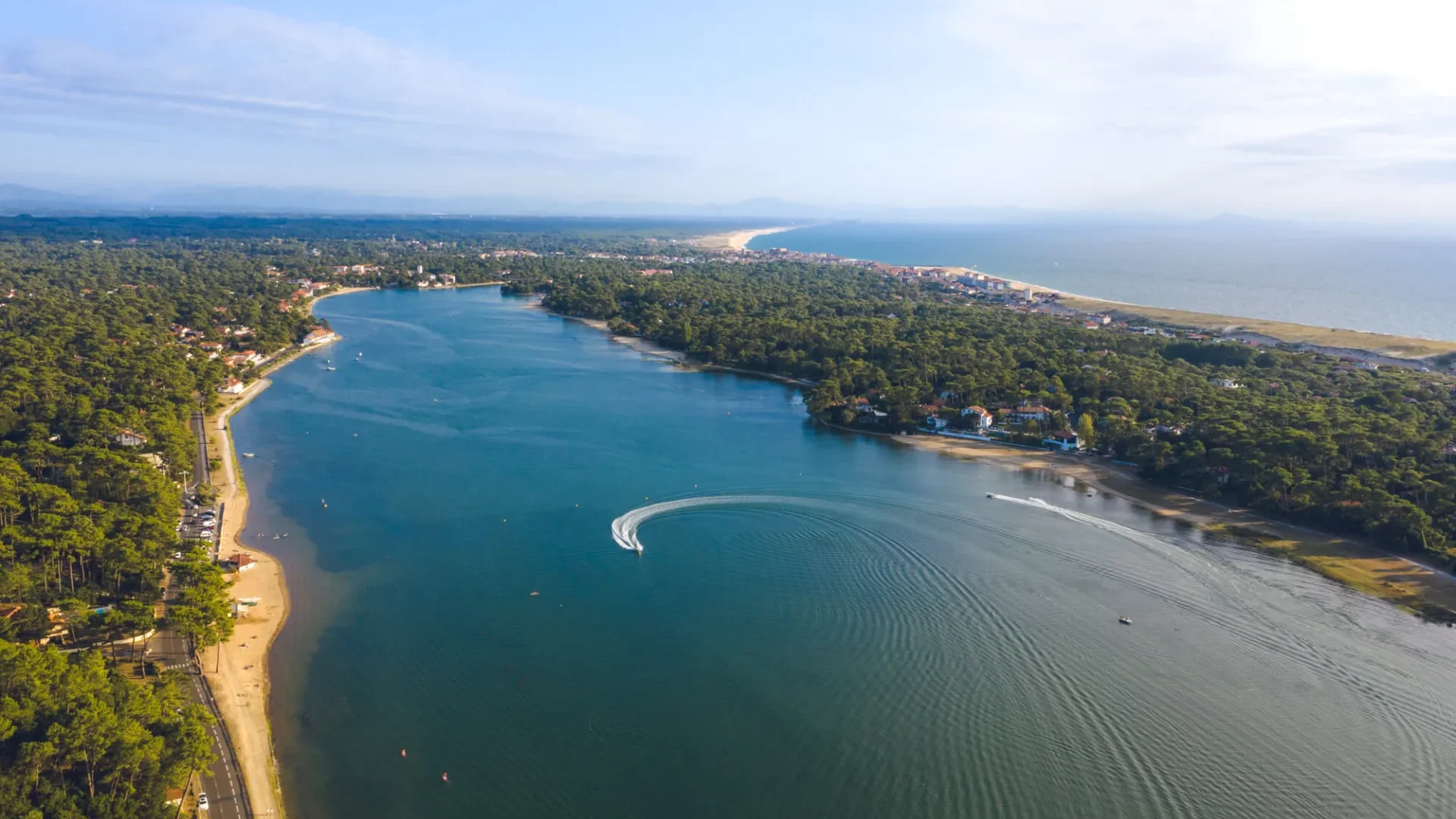 Vista panorámica del lago Hossegor y el océano.
