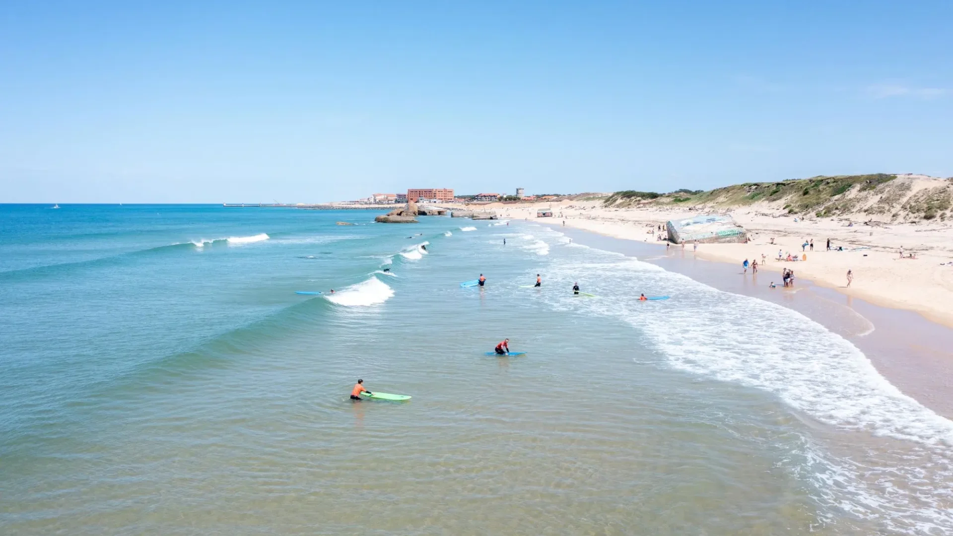 Cours de surf sur la plage de Labenne au sud des Landes