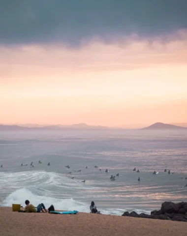 Coucher de soleil sur l'Océan à Capbreton avec vue sur les Pyrénées proches