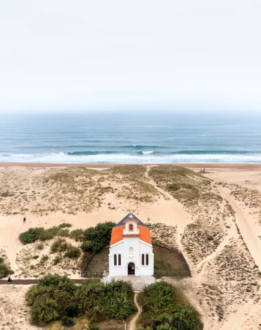 La chapelle sainte thérèse à labenne face aux vagues