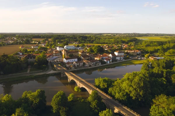 vue du pont saint jean et du village de saubusse
