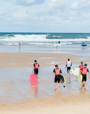 Ecole de surf sur une plage du sud des Landes