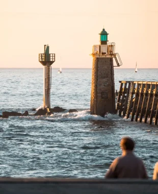 Un couple contemple l'Estacade de Capbreton en fin de journée