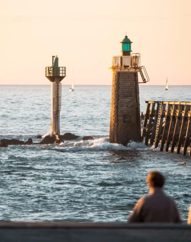 Un couple contemple l'Estacade de Capbreton en fin de journée