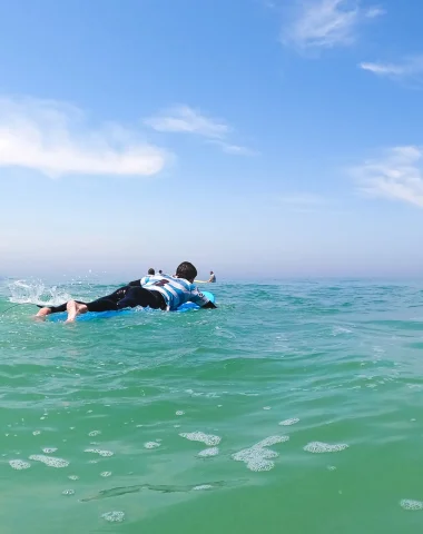 Surfer à Capbreton avec les écoles locales. Faites confiance aux professionnels